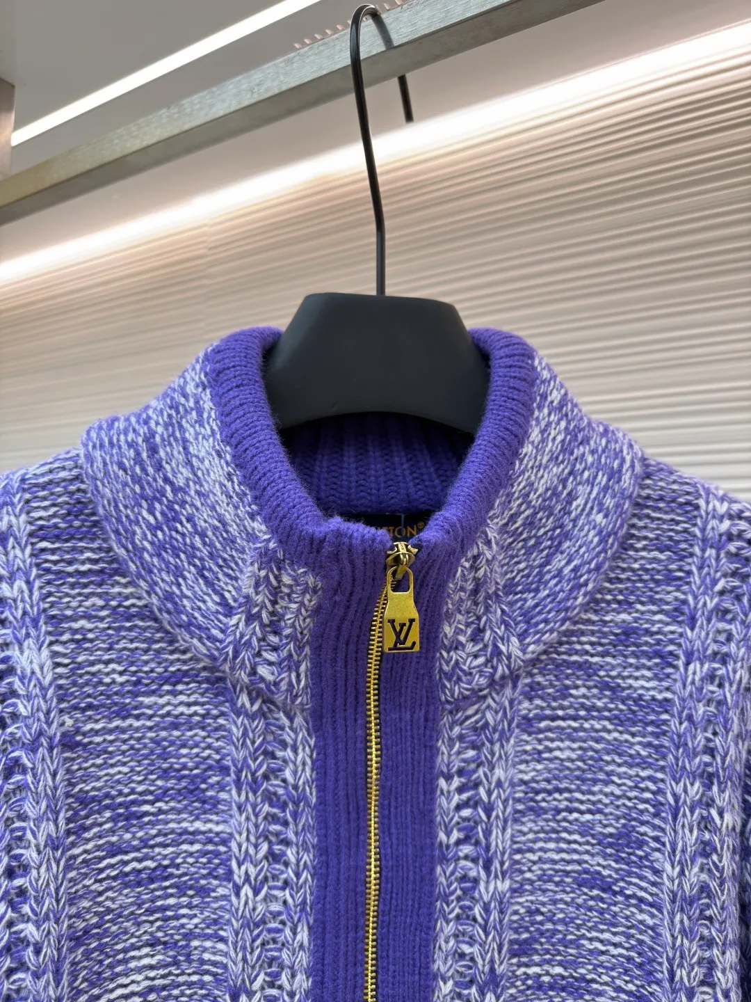 LOUIS VUITTON letter badge half-zip pullover tassel sweater ●Original version: purchased and developed at 20700 ●Item number: 1682315-C05 ●Fabric: wool fabric ●Technology: tassel knitting ●Color: purple ●Version: fitted version ●Weight: about 870 grams ●Size: S-M-L-XL ●Description: This half-zip sweater is made of colorful dot blended wool yarn, which is blended and dyed with dark purple, light purple and off-white yarns. It uses multiple twisting processes to create a mottled snowflake texture effect. The yarn has both softness and crispness. The body of the garment adopts vertical pit weaving technology, and the spacing and depth of the pits are controlled by a computerized flat knitting machine to form a three-dimensional longitudinal texture, which not only modifies the body shape but also enhances the breathability of the clothing. The half-high collar is spliced ​​with solid-color ribbed fabric and matched with a customized metal zipper. The zipper teeth are gold-plated and polished, which makes the pull smooth and not easy to oxidize. The hem adopts hand-made tassel technology. The yarn is cut to a fixed length and then combed out. The tassels hang naturally without knotting. The sides and cuffs of the garment are densely overlocked to effectively prevent threading. Every craft detail takes into account both design beauty and practicality. The overall wiring is straight and delicate, the fabric is comfortable and soft, and the color is consistent without color difference. It can be matched with the same style to create a fashionable look and control various occasions. Customized accessories, complete with three standards, same style for men and women!
